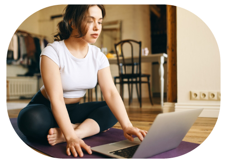 Disfruta de la flexibilidad y comodidad de practicar yoga en línea mientras recibes atención personalizada y contenidos exclusivos.